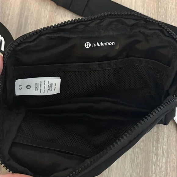New Lululemon Logo Everywhere Belt Bag 1L Black - Picture 6 of 7